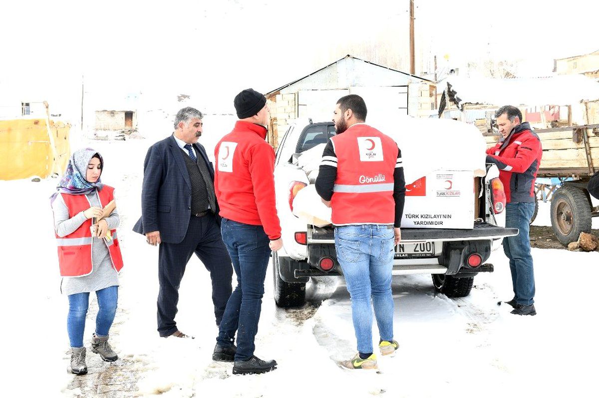 Kızılaydan 98 öğrenciye mont ve bot