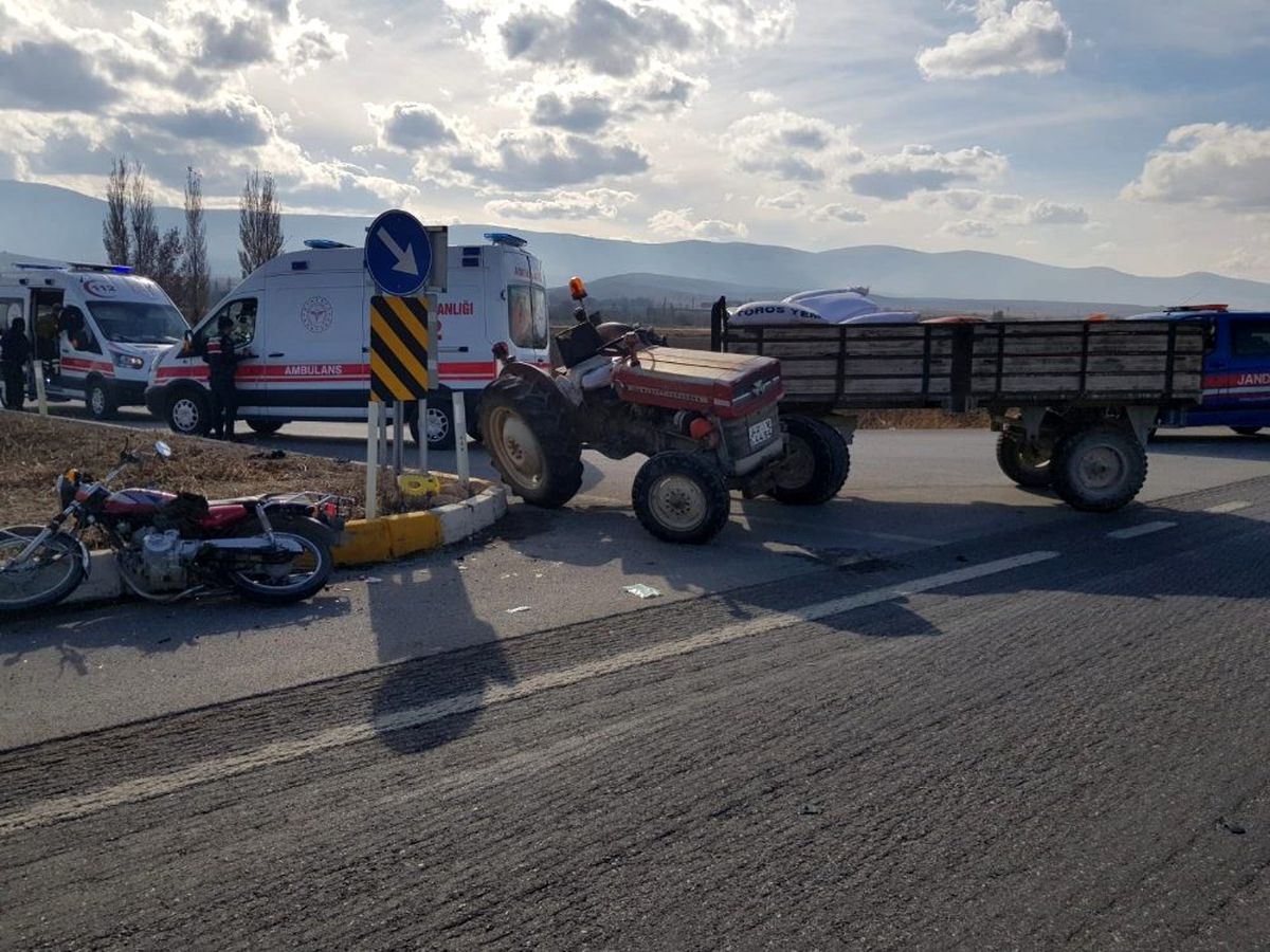 Konya\'da motosikletle traktör çarpıştı: 1 ölü, 1 yaralı