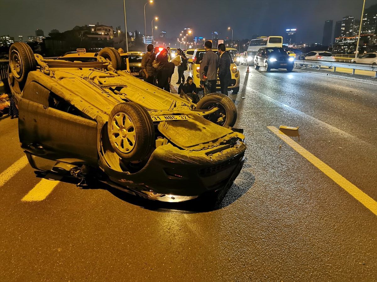 Köprü girişinde takla atan otomobildeki 2 kişi yaralandı