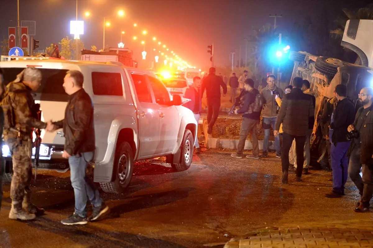 Mardin\'de işçi servisi ile polis aracı çarpıştı: 7 yaralı