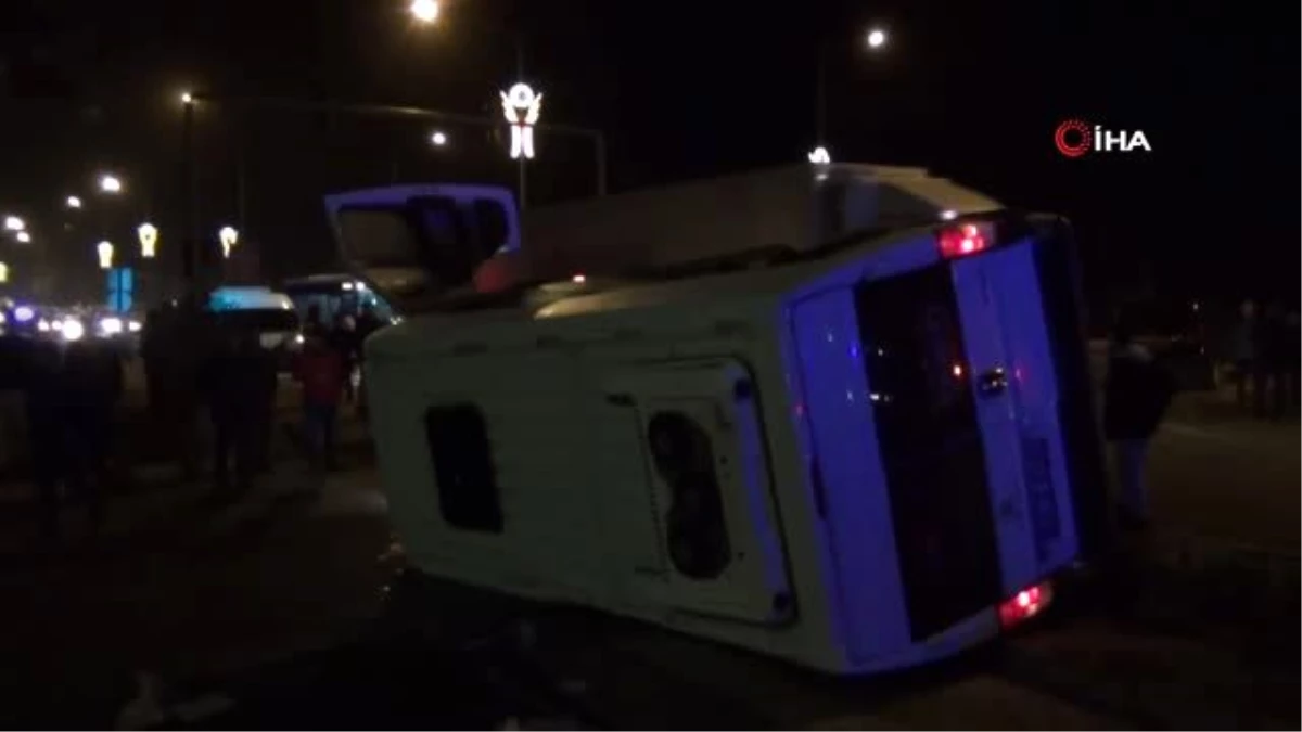 Mardin\'de polisleri taşıyan araçla işçi servisi çarpıştı: 2\'si polis 7 yaralı