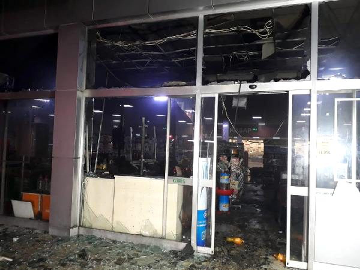 Market yangını 1 saatte söndürüldü