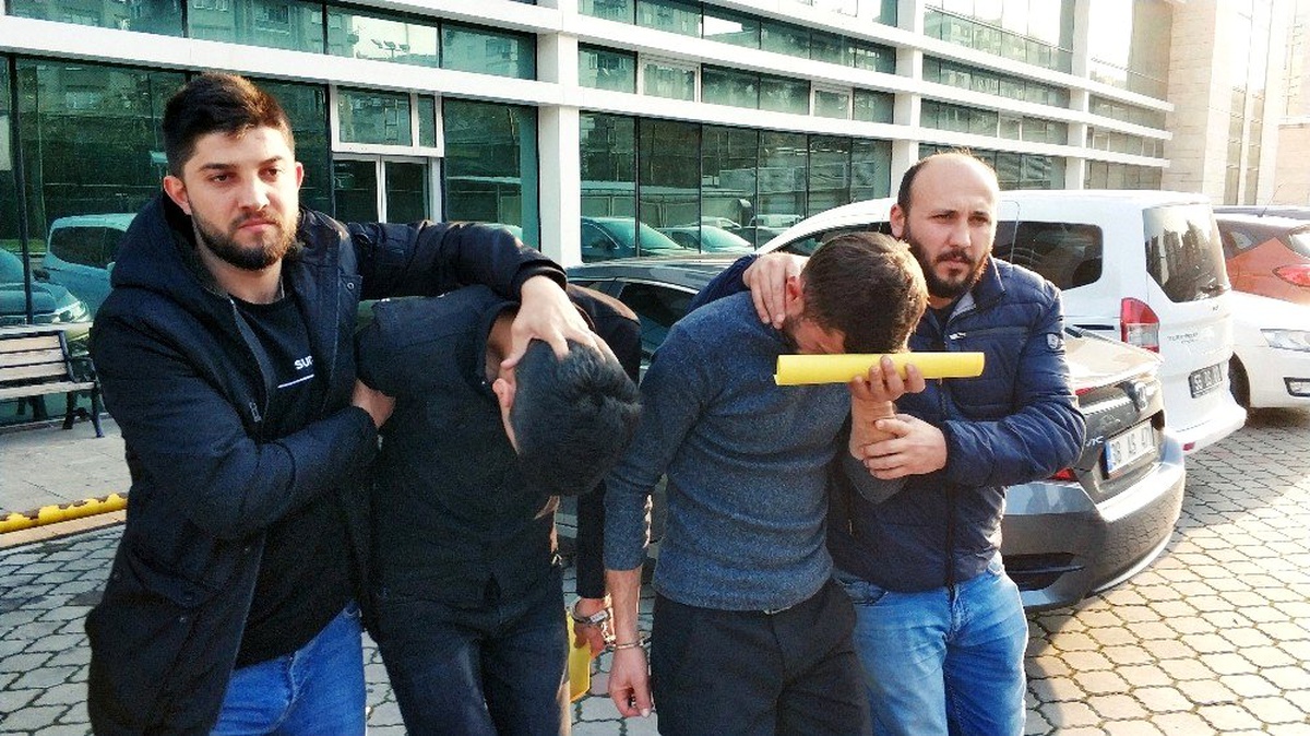 Otomobilde ele geçen esrarla ilgili 2 kişi tutuklandı