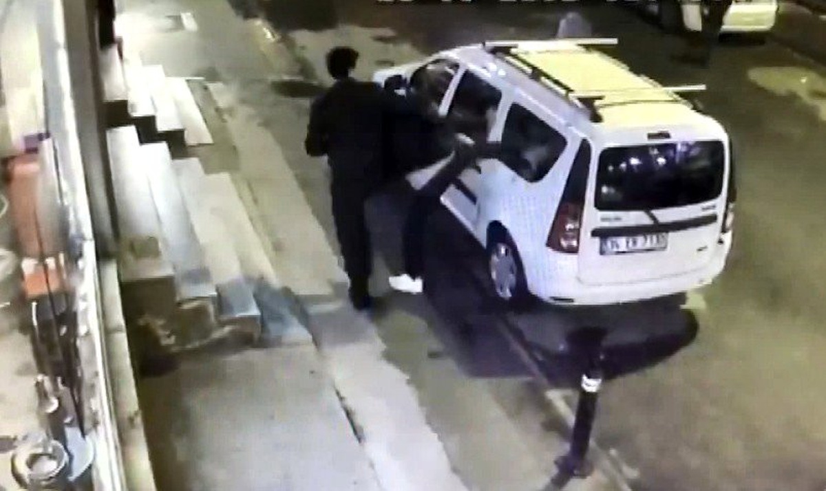 (Özel) Dayak yiyen şahıs, sinirini yol kenarında bulunan araçtan çıkarttı