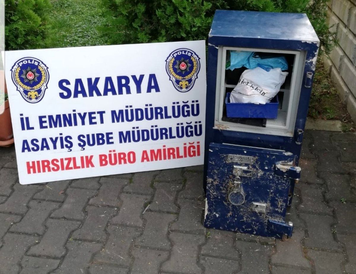 Sakarya\'dan çaldıkları çelik kasayla Ankara\'da yakalandılar
