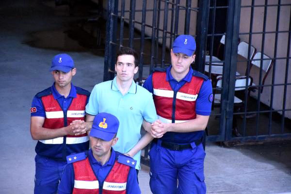 Sınırı geçen Yunan askerleri Interpol\'e sorulacak