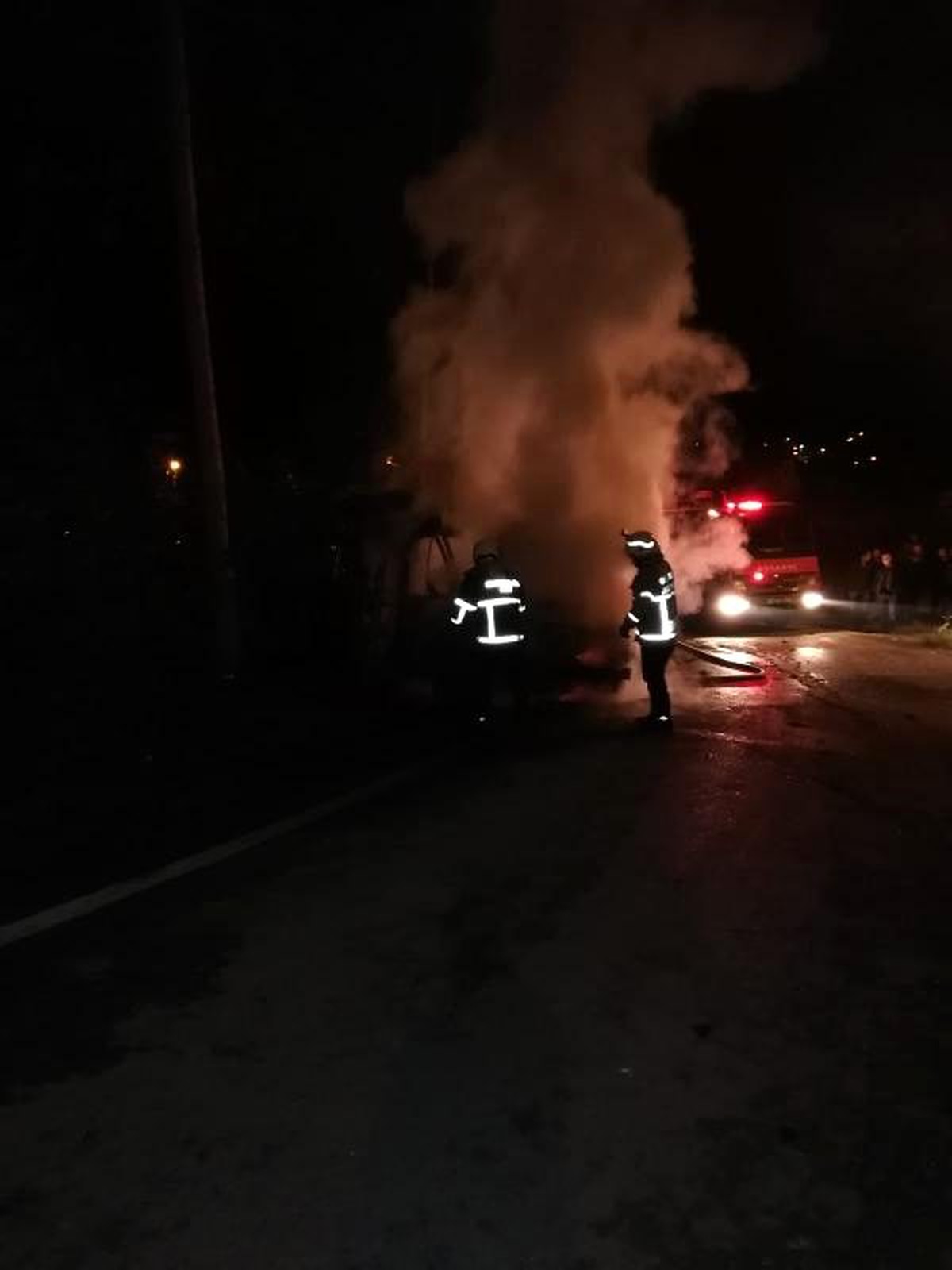 Şoför ile 12 liselinin bulunduğu minibüs alev topuna döndü