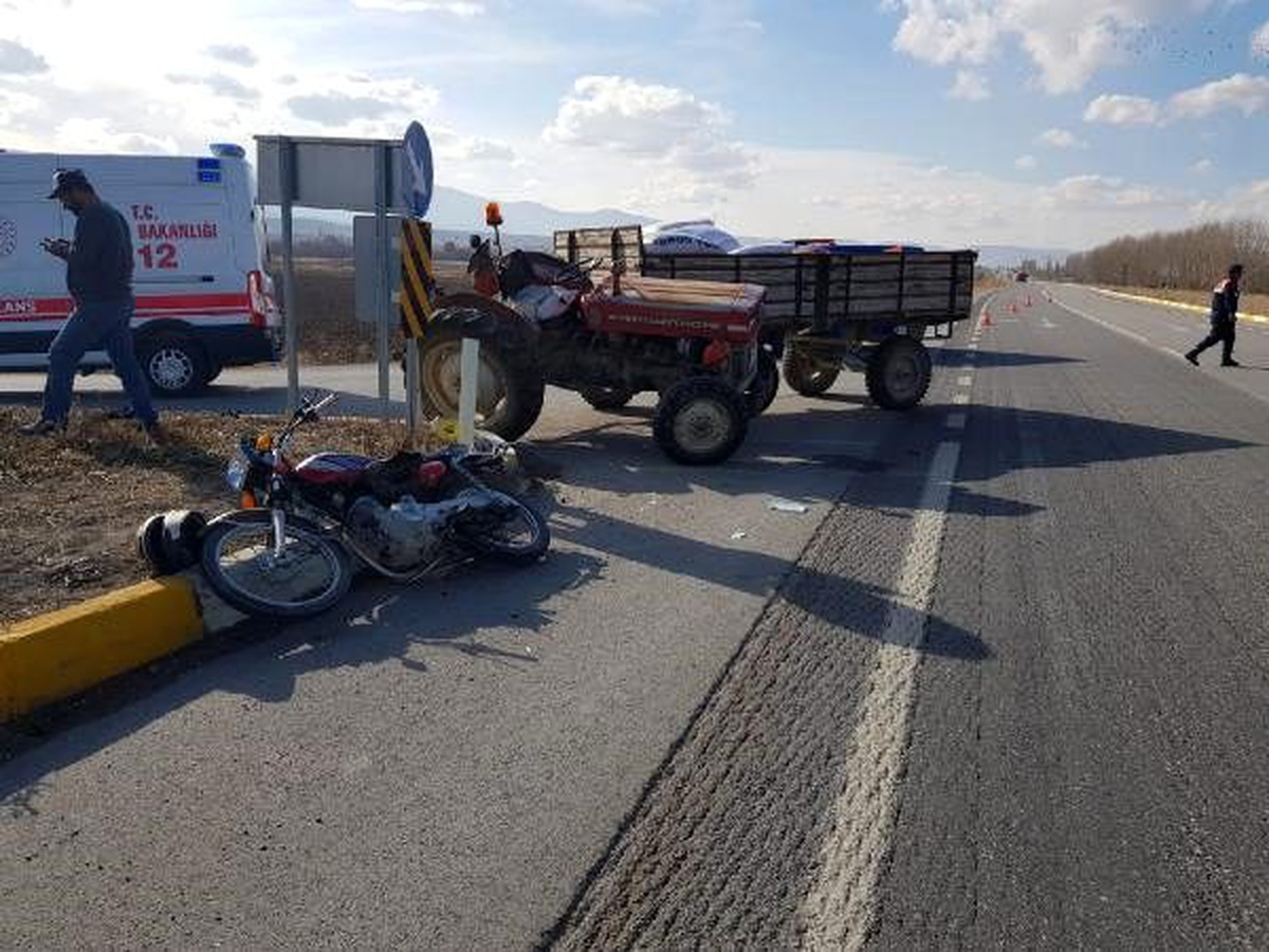 Traktör motosiklete çarptı: 1 ölü, 1 yaralı
