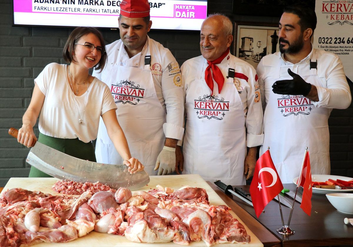 Turistler hem kebap yiyor hem de yapımını öğreniyor
