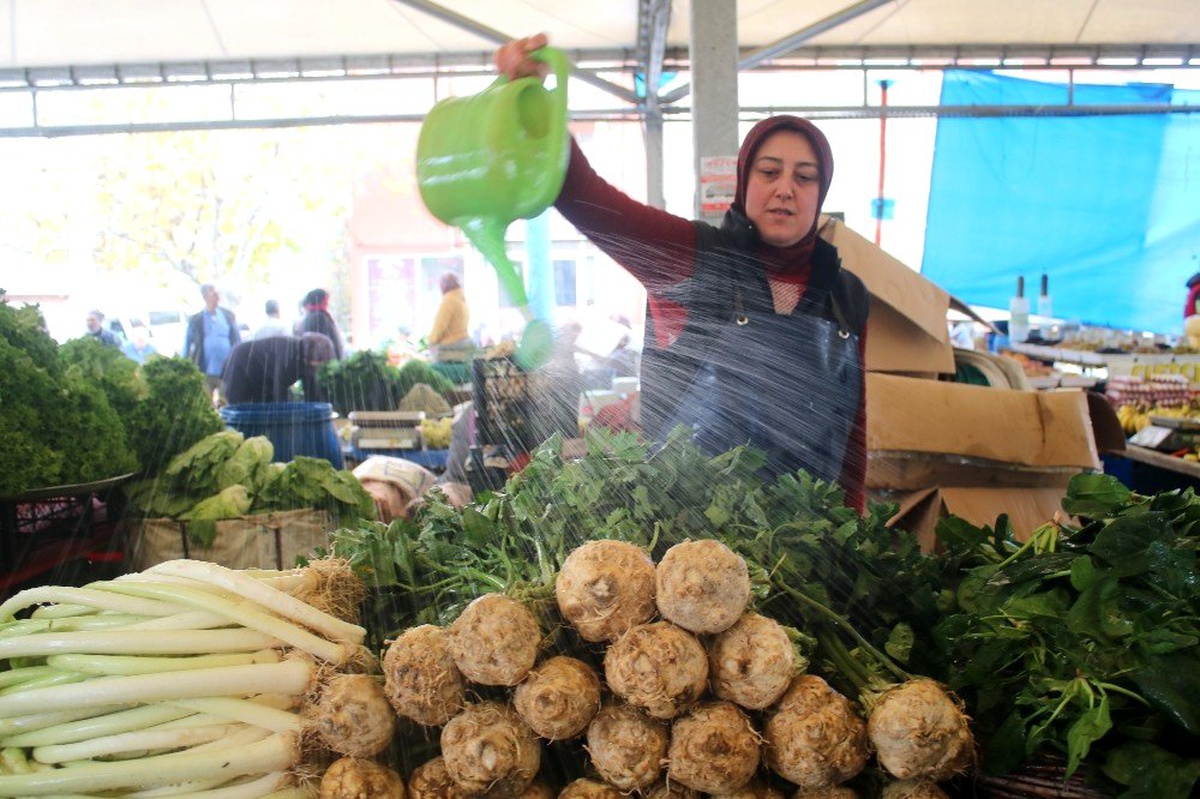 Uşak\'ta semt pazarlarının gözdesi karnabahar ve lahana oldu