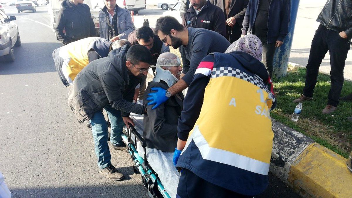 Üst geçidi kullanmayan yaşlı adama kamyonet çarptı