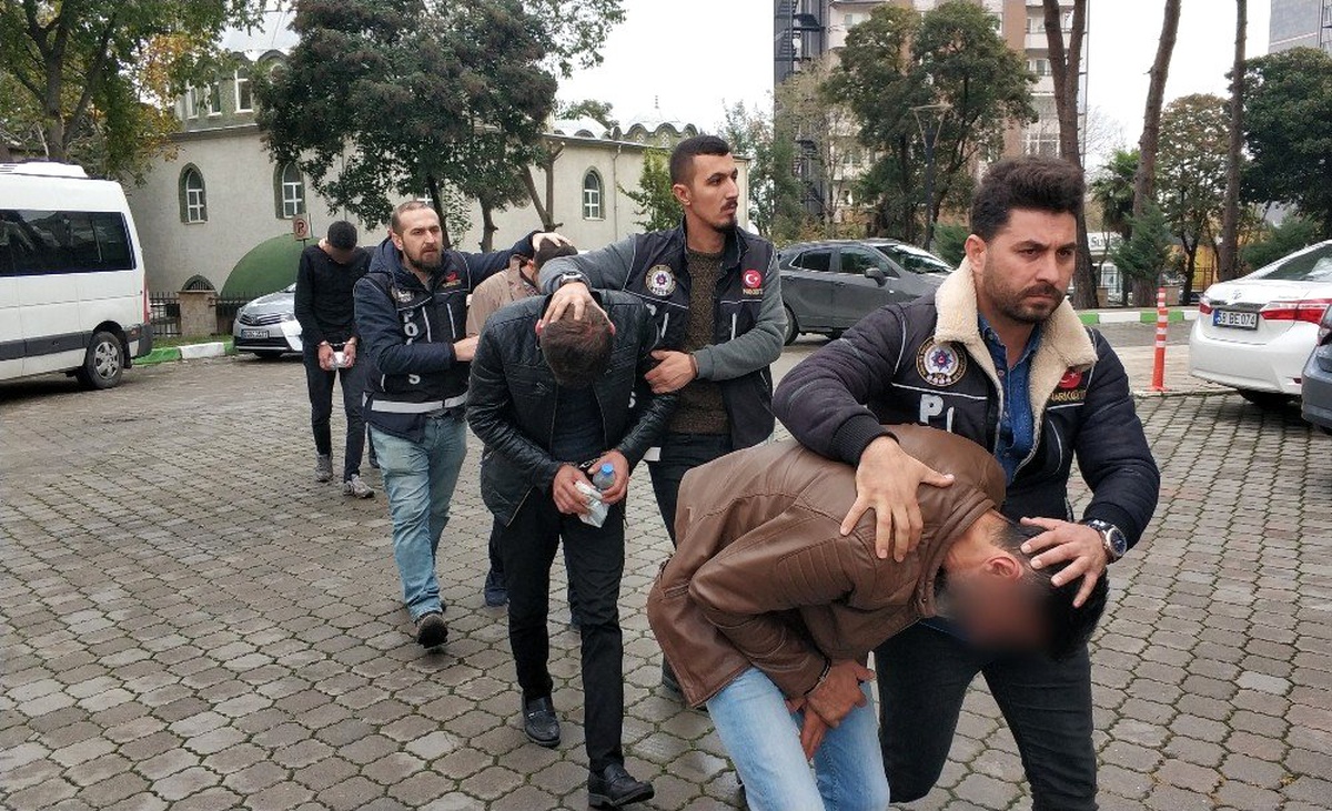 Yunus polisi otomobilde esrar ele geçirdi: 4 gözaltı