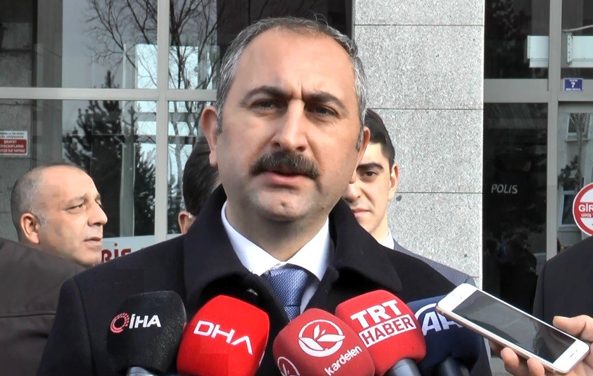 Adalet Bakanı Gül: "İzmir\'de o eve yazılan yazı hepimizin evine yazılan yazıdır"