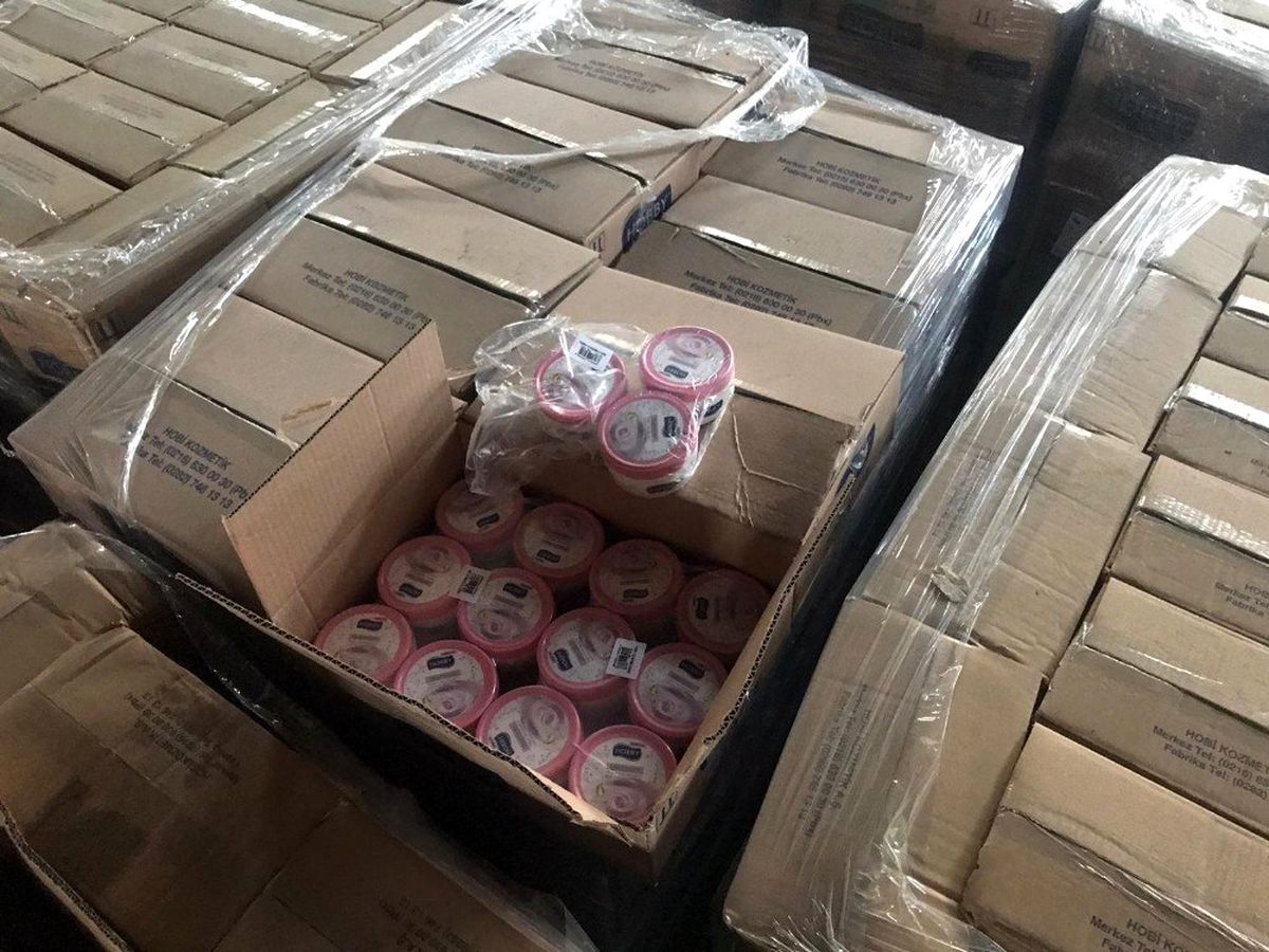 Adresine teslim edilmeyerek depoda saklanan kozmetik ürünler polis tarafından bulundu
