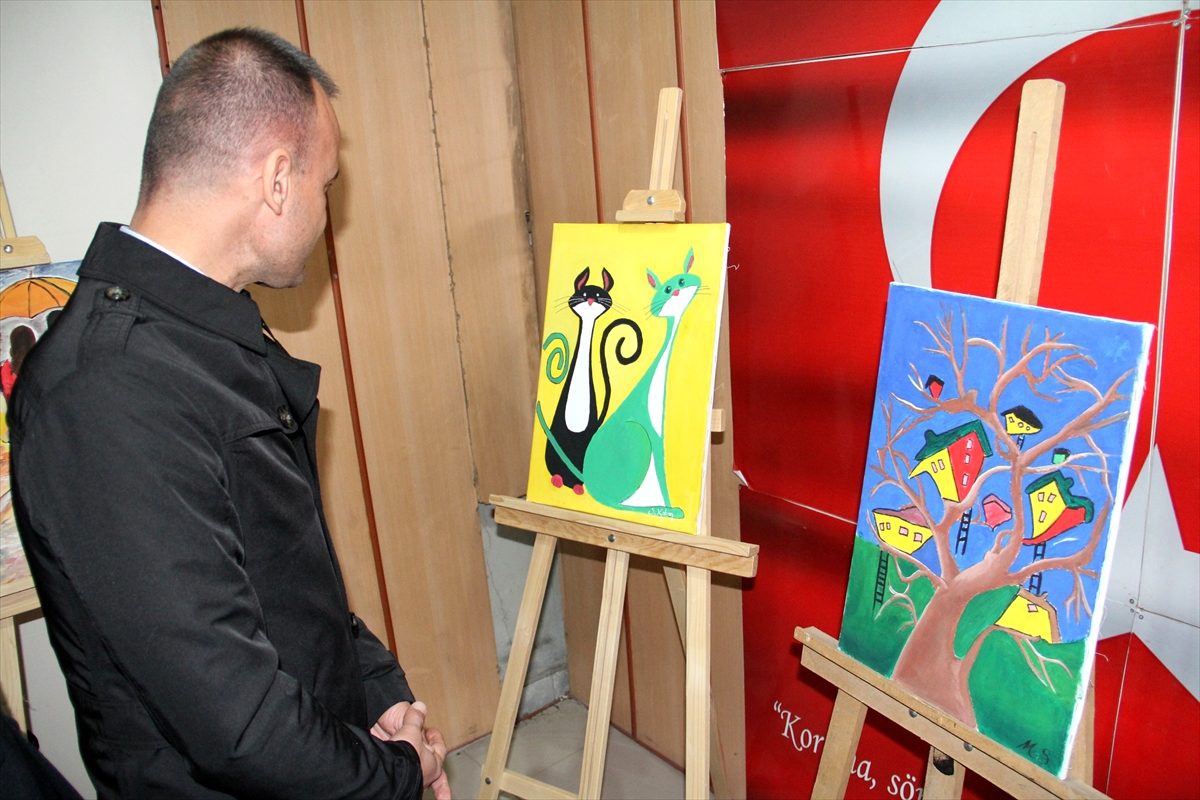 Ağrı\'daki "Öğretmen Dokundu Tuval Hayat Buldu" projesi