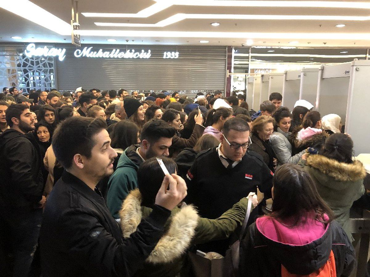 Alışveriş çılgınlığı yağmur dinlemedi