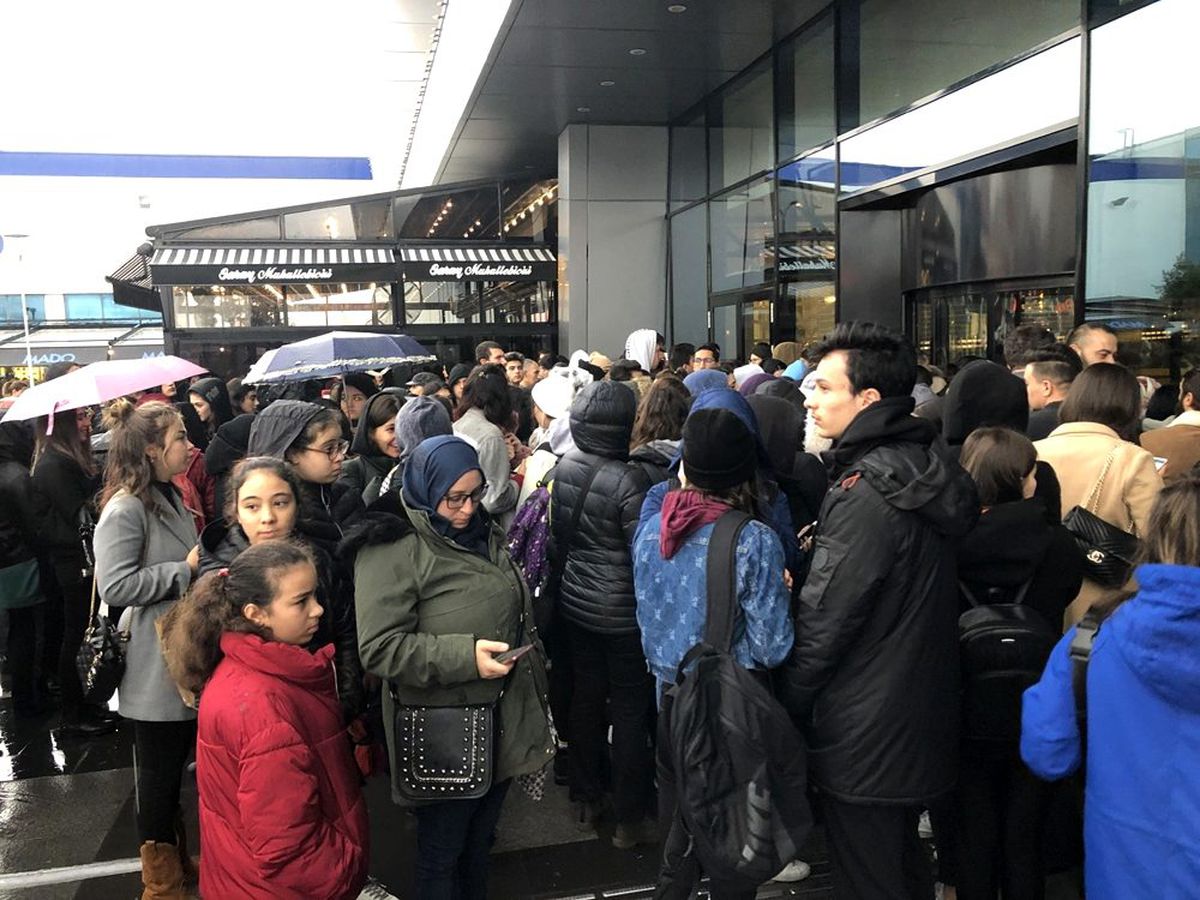 Alışveriş çılgınlığı yağmur dinlemedi
