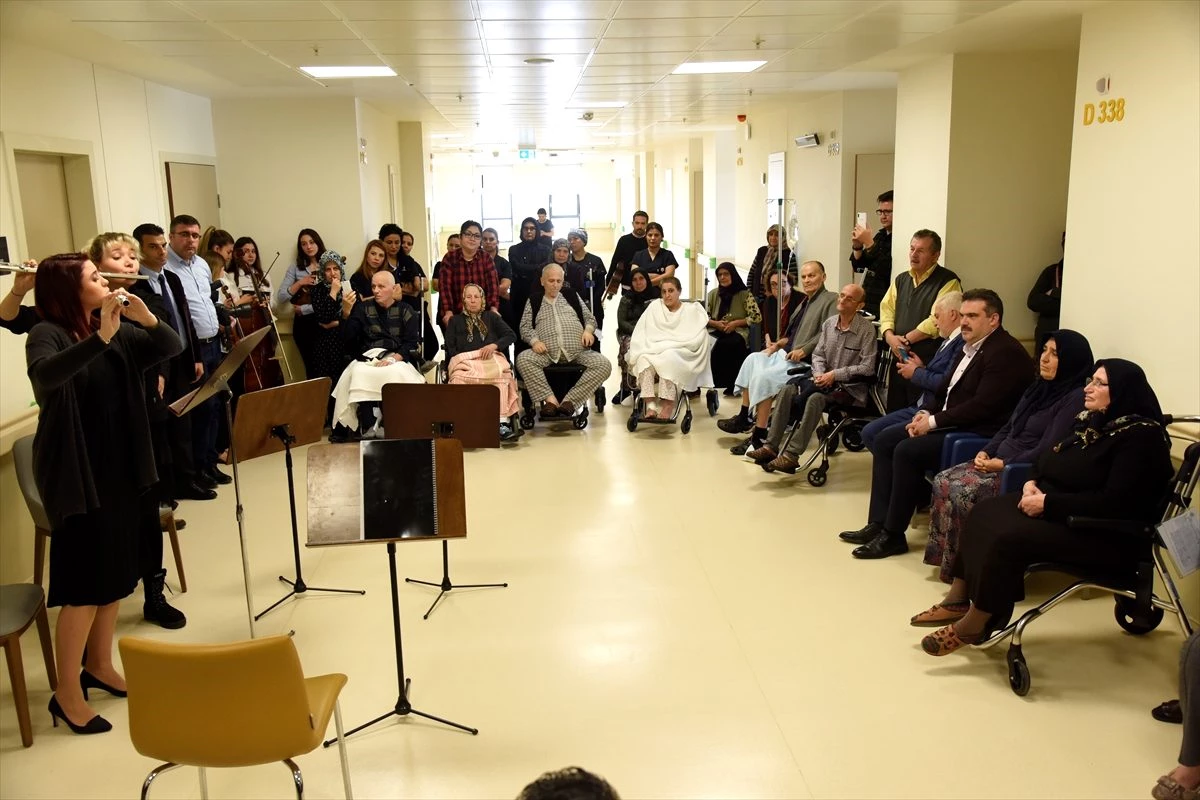 Anadolu Üniversitesi öğrencileri hastanede klasik müzik konseri verdi
