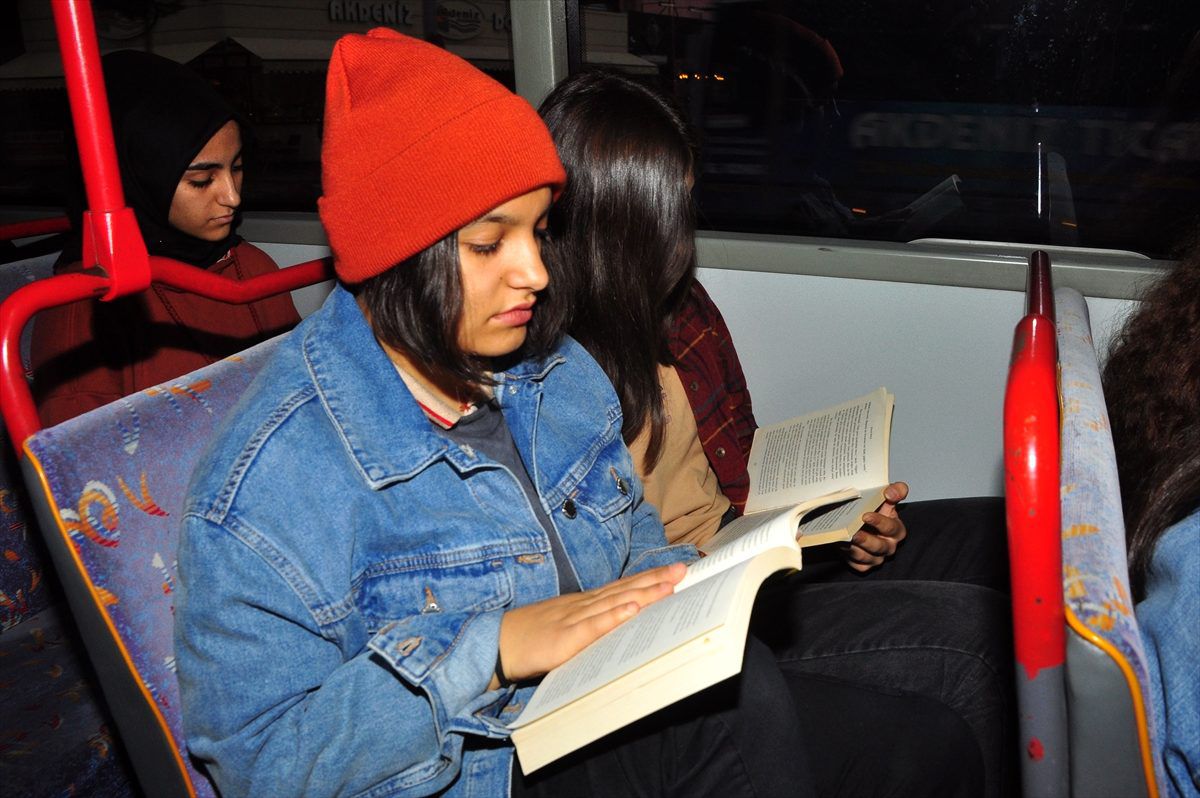 Antalya\'da kitap okuma alışkanlığını için otobüslerde okuma etkinliği düzenlendi