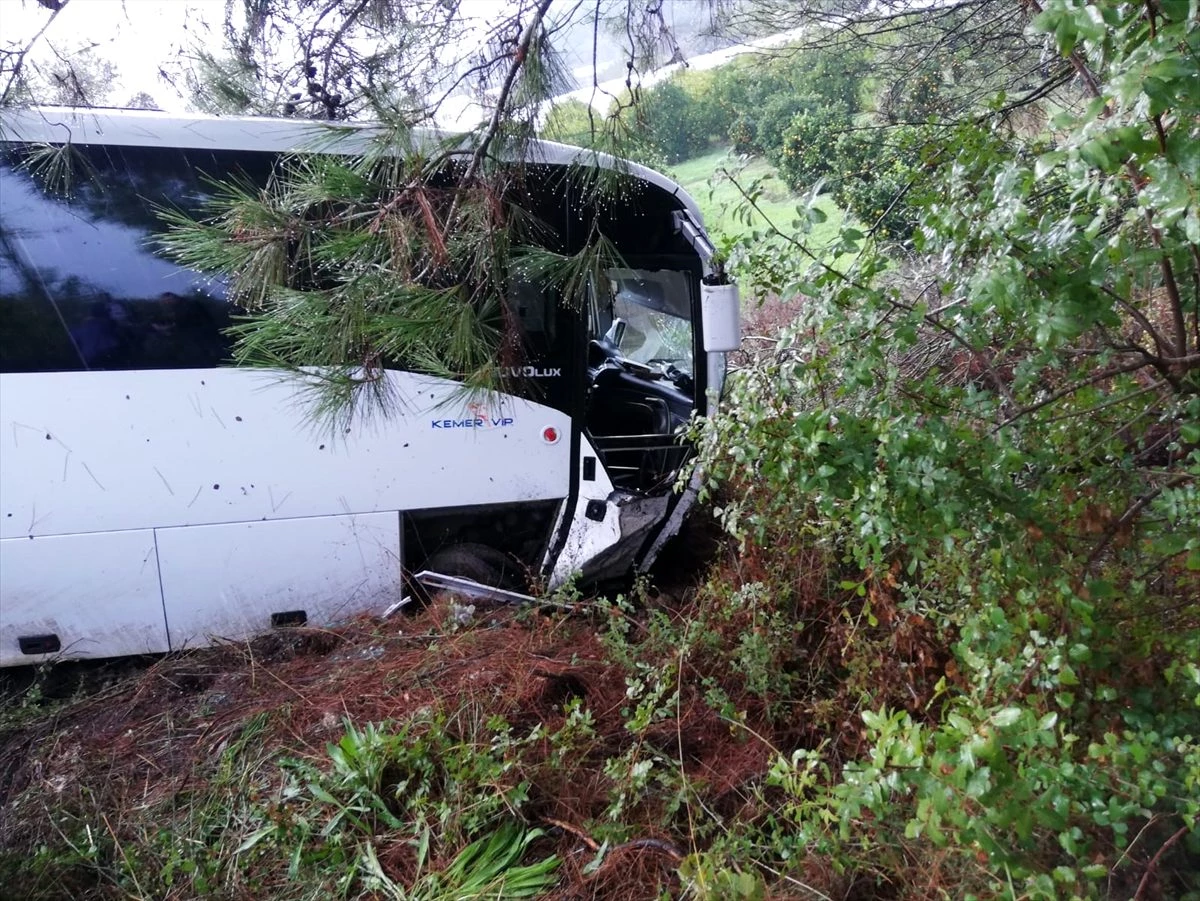 Antalya\'da tur otobüsü şarampole devrildi: 4 yaralı