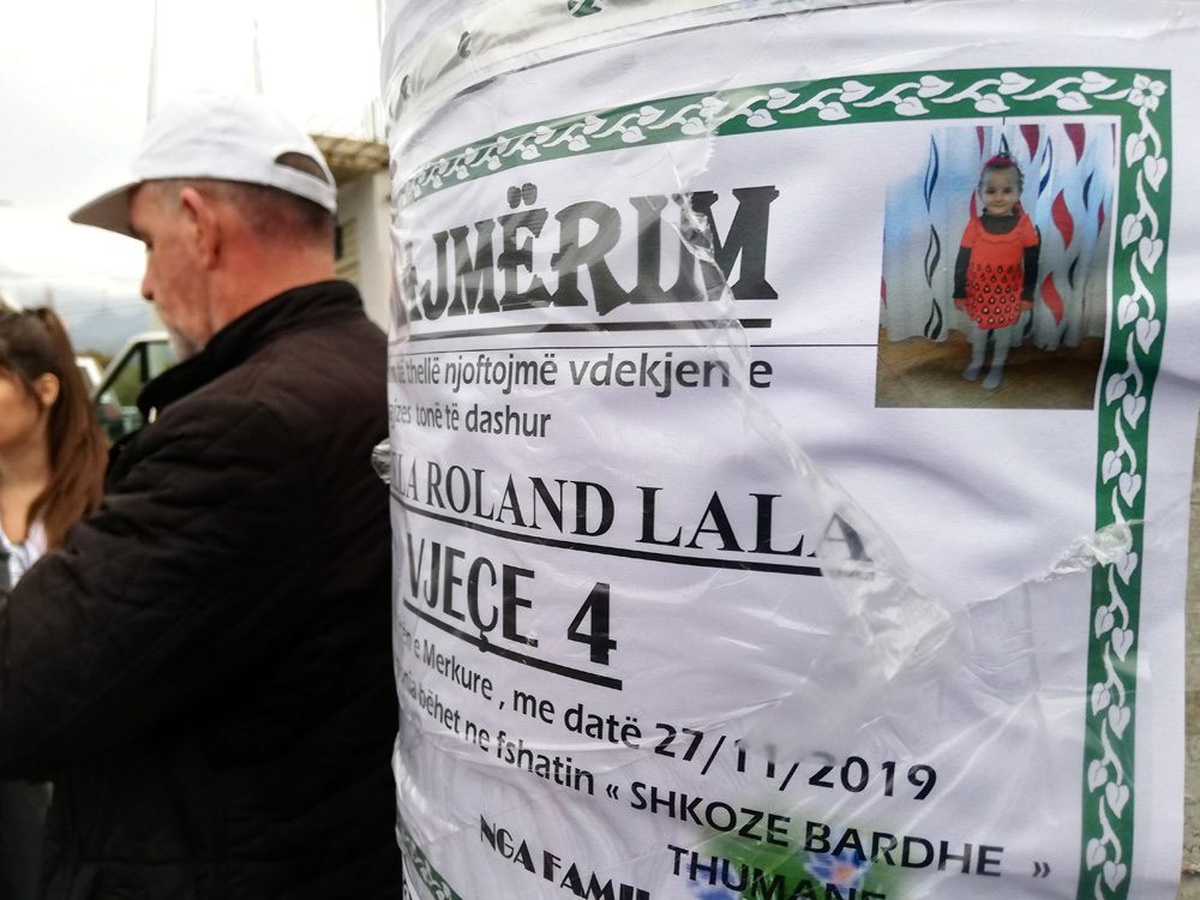 Arnavutluk\'ta depremde ölenlerin fotoğrafları direklere asılarak duyuruluyor