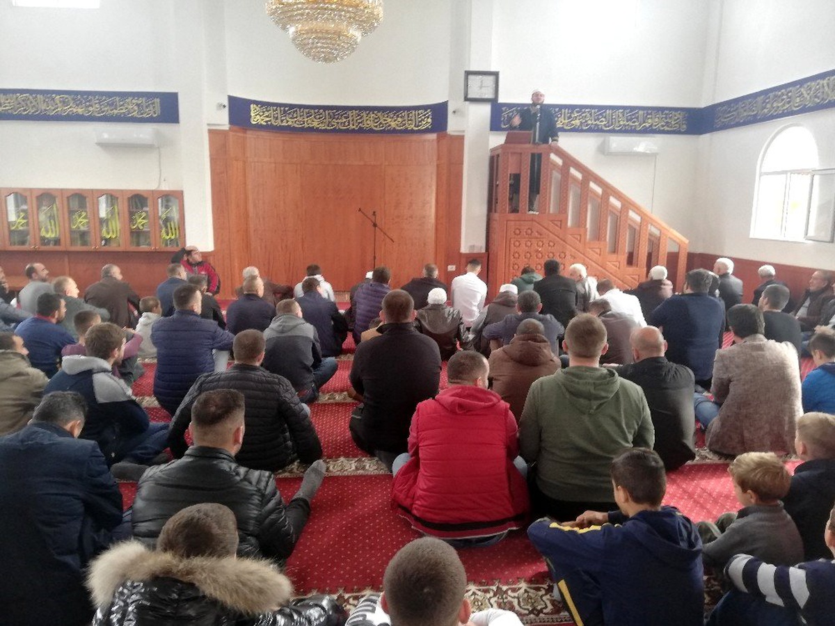 Arnavutluk\'ta eller semaya, depremzedeler için açıldı