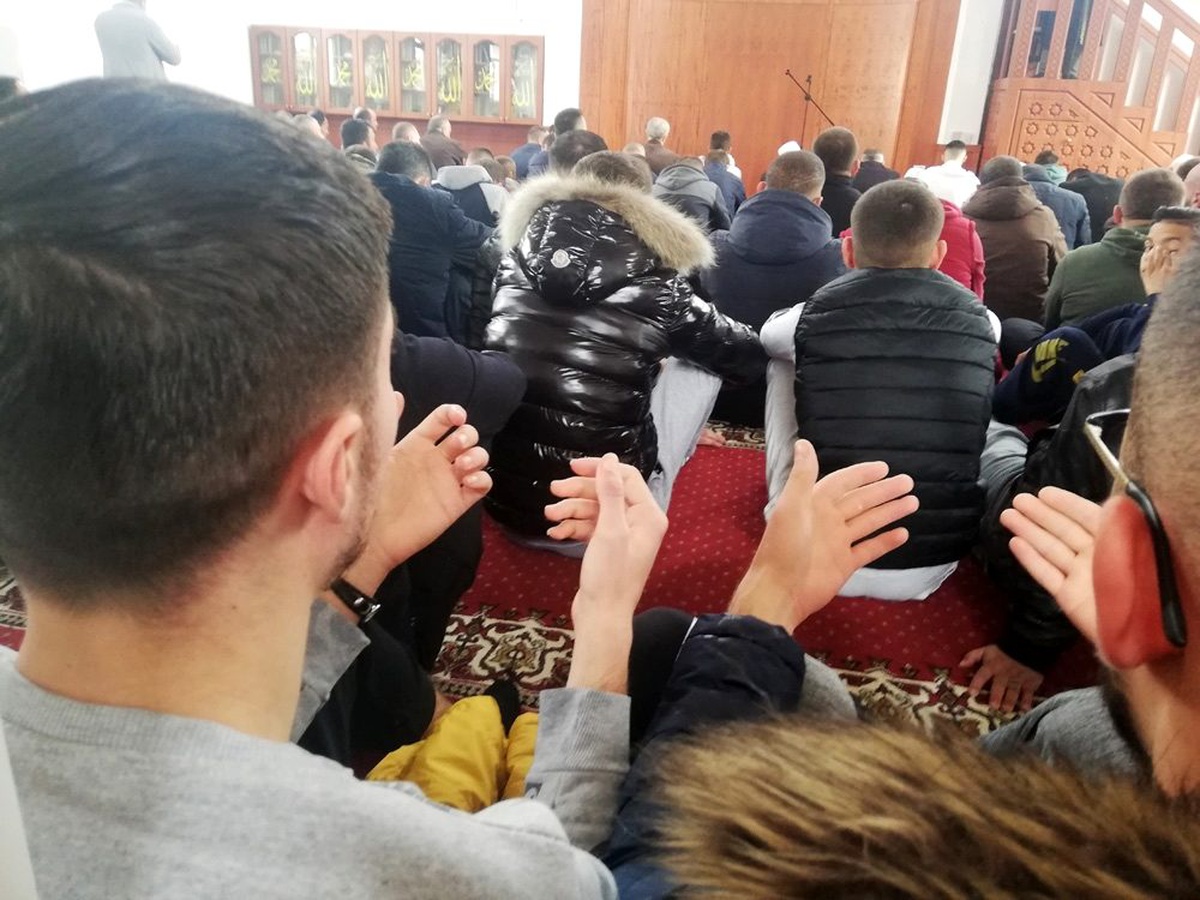 Arnavutluk\'ta eller semaya, depremzedeler için açıldı