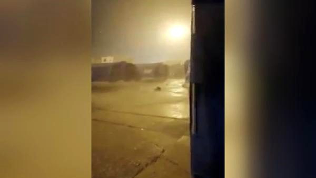 Arnavutluk\'u depremden sonra fırtına vurdu