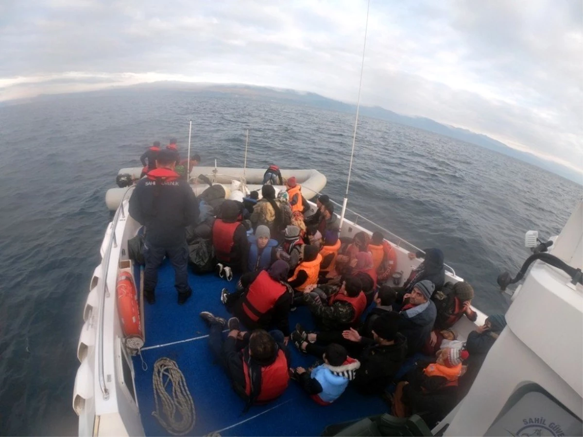 Ayvalık\'ta 35 düzensiz göçmen Sahil Güvenlik ekiplerine yakalandı