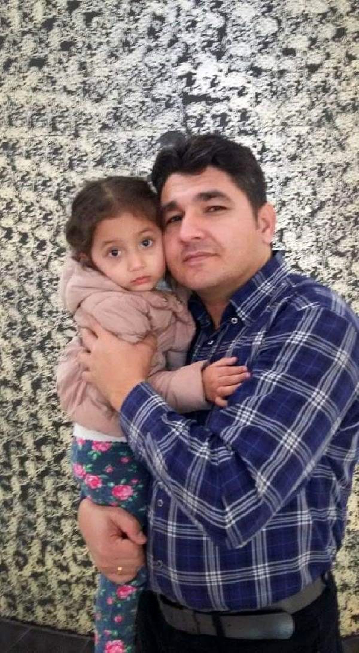 Baba ve 4 yaşındaki kızı, av tüfekli saldırıda yaralandı