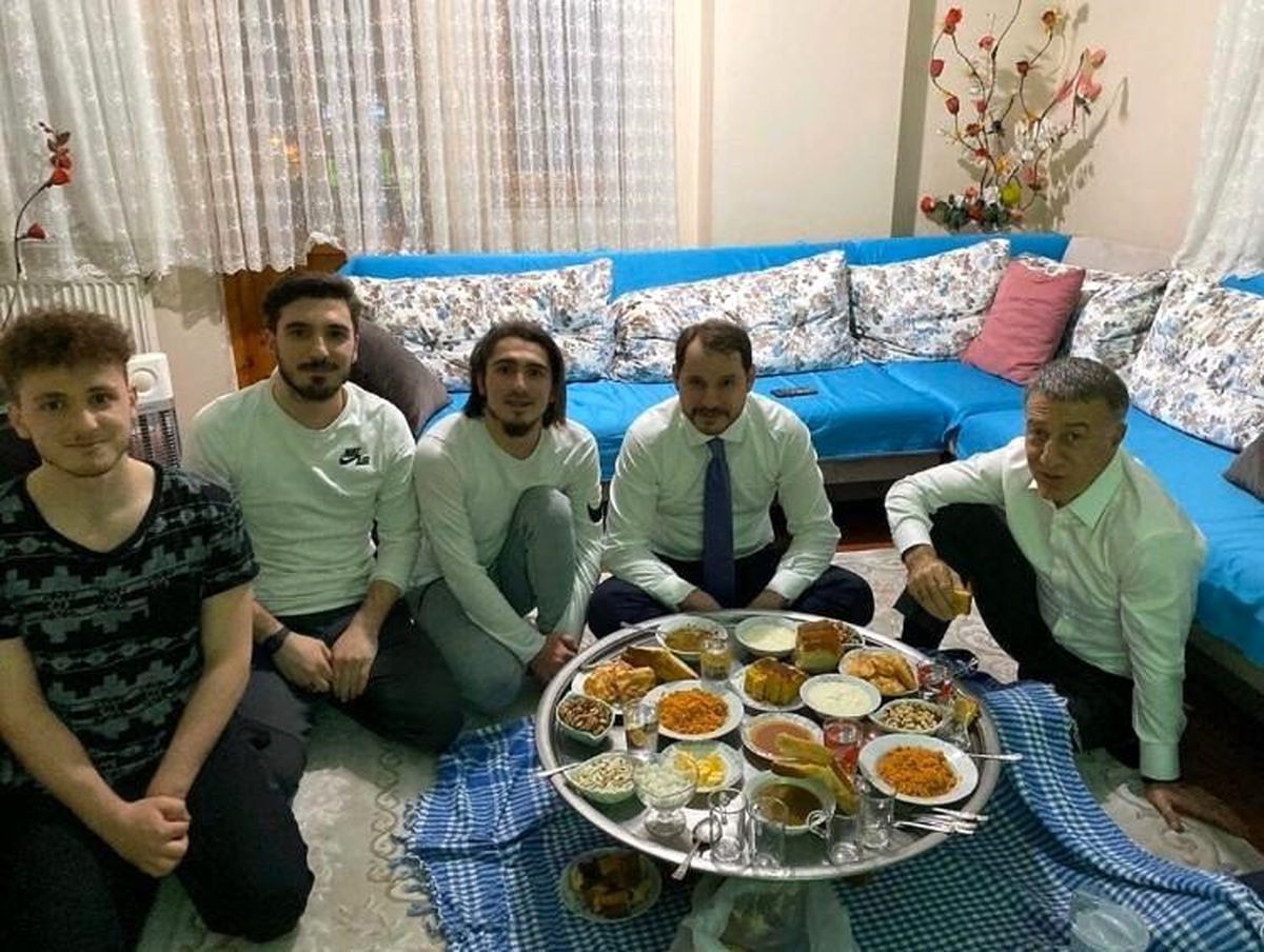Bakan Berat Albayrak, Abdulkadir Ömür\'ü evinde ziyaret ederek yer sofrasına oturdu