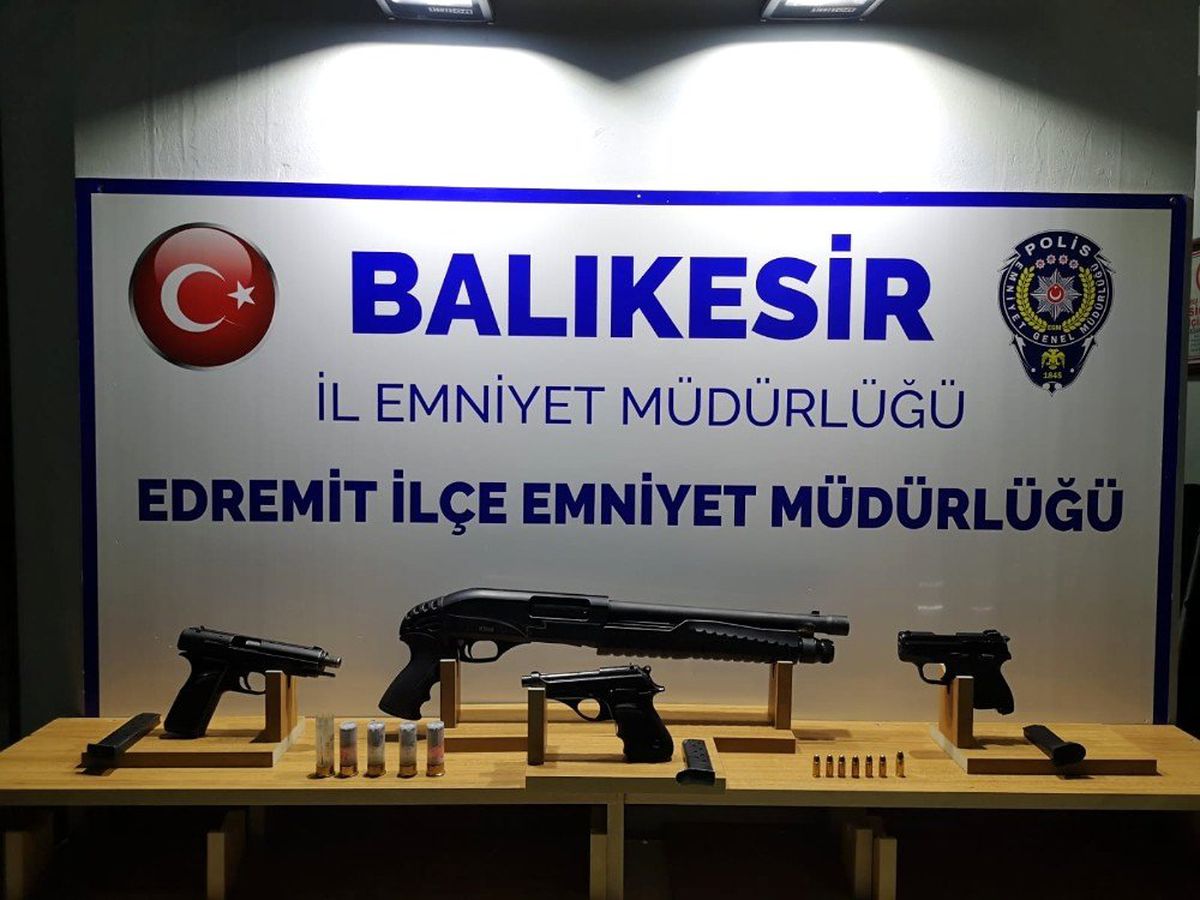 Balıkesir\'de polis 8 silah ele geçirdi