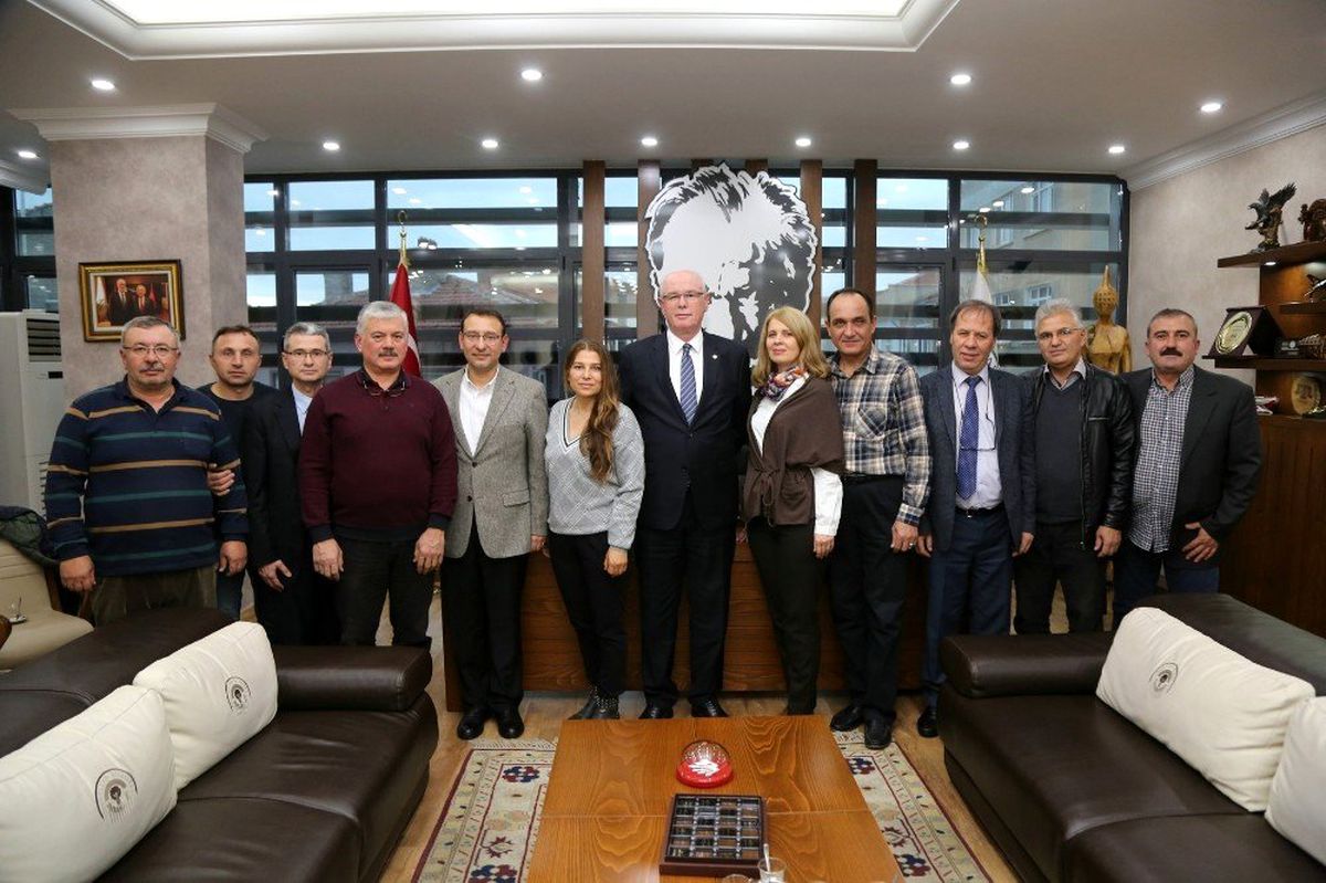 Balkan Göçmenleri Derneği\'nden Kazım Kurt\'a teşekkür ziyareti