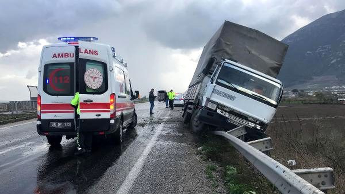 Bariyerlerin üzerine yan yatan kamyonetin sürücüsü yaralandı