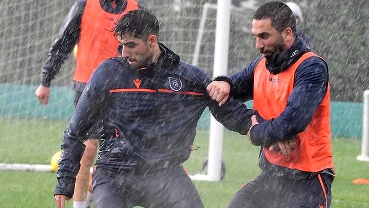 Başakşehir\'de Antalyaspor hazırlıkları başladı! Yoğun yağmur altında...
