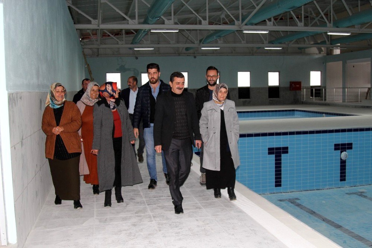 Başkale Belediyesinden yarı olimpik yüzme havuzu