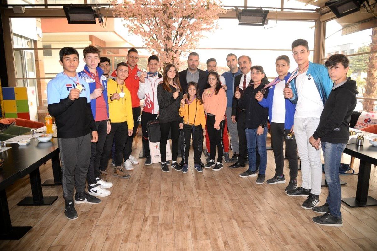 Başkan Ertuğrul Çetin, şampiyonlarla buluştu