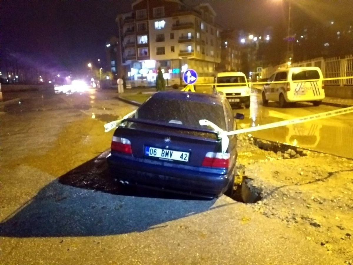 Başkent\'te yol çöktü, araç içine düştü