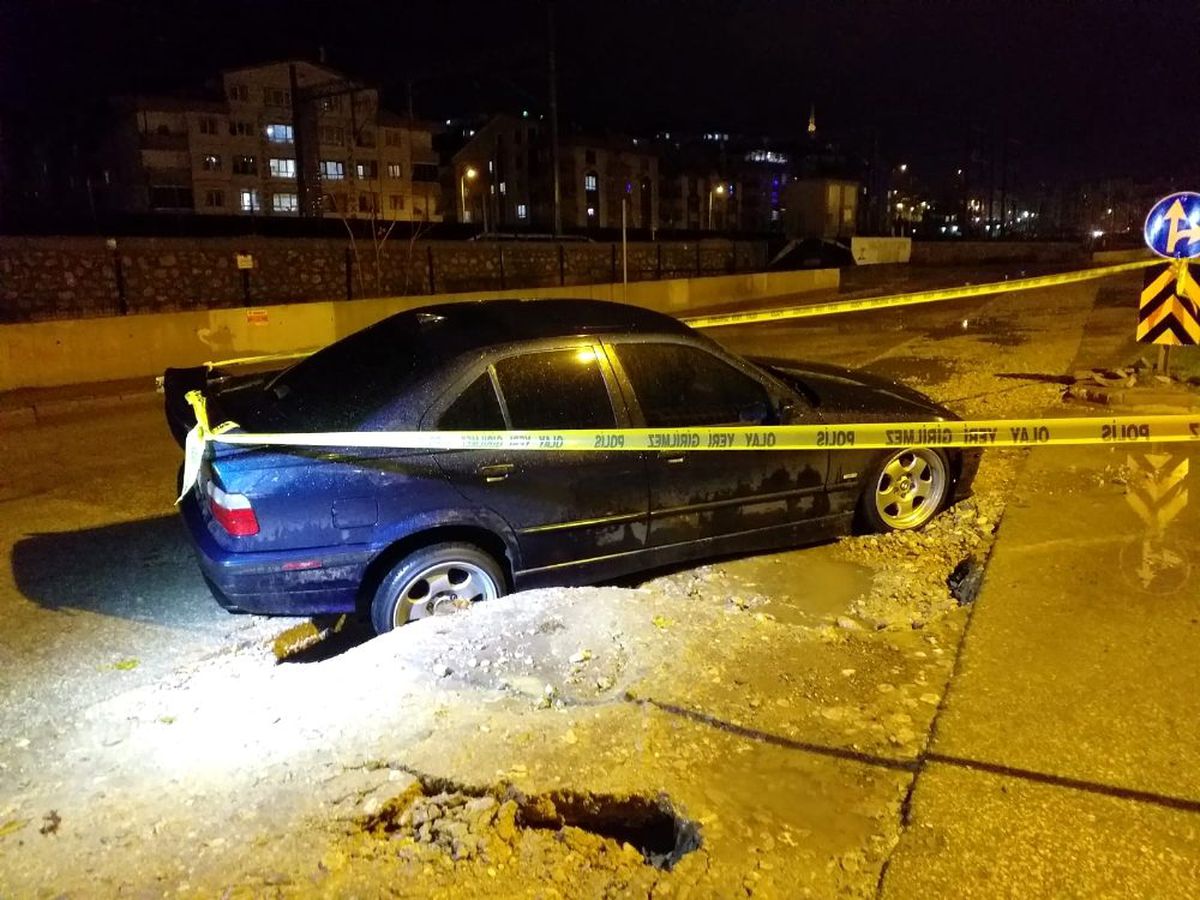 Başkent\'te yol çöktü, araç içine düştü