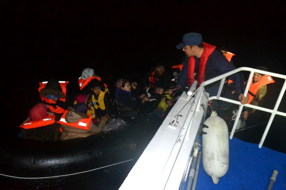 Çanakkale açıklarında 23 düzensiz göçmen yakalandı