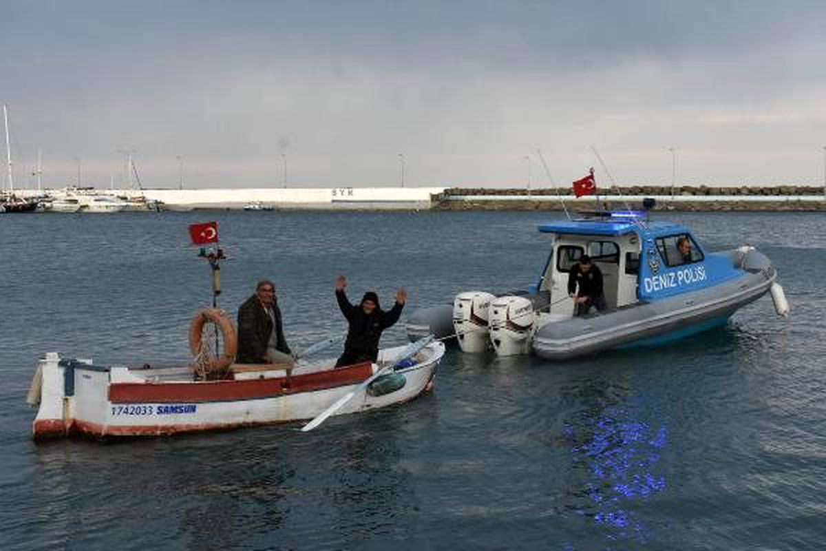 Denizde mahsur kalan 2 balıkçı kurtarıldı