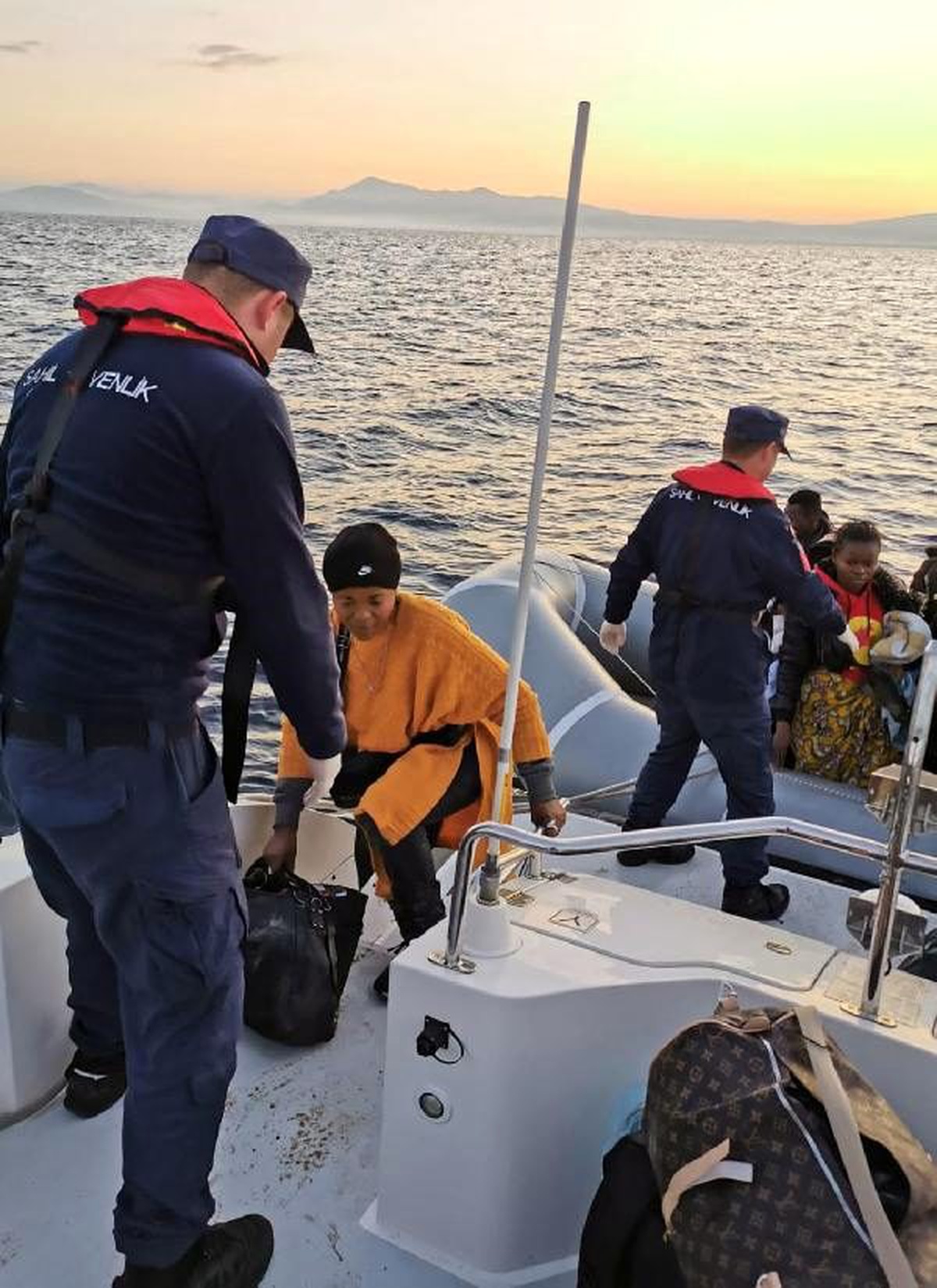 Didim ve Kuşadası\'nda 111 göçmen yakalandı