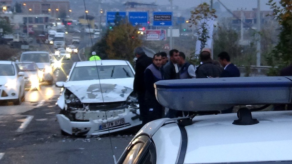Diyarbakır\'da zincirleme trafik kazası: 4 yaralı
