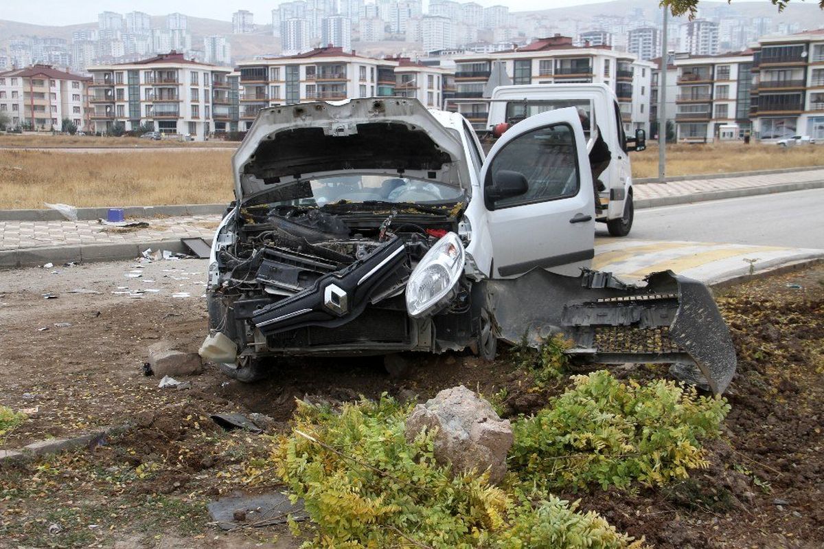 Elazığ\'da midibüs ile ticari araç çarpıştı: 1 yaralı