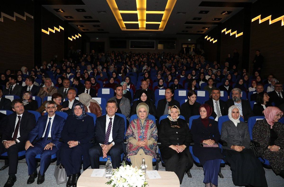 Emine Erdoğan\'ın annesinin eğitime bakış açısı ile anlattığı anı duygulandırdı