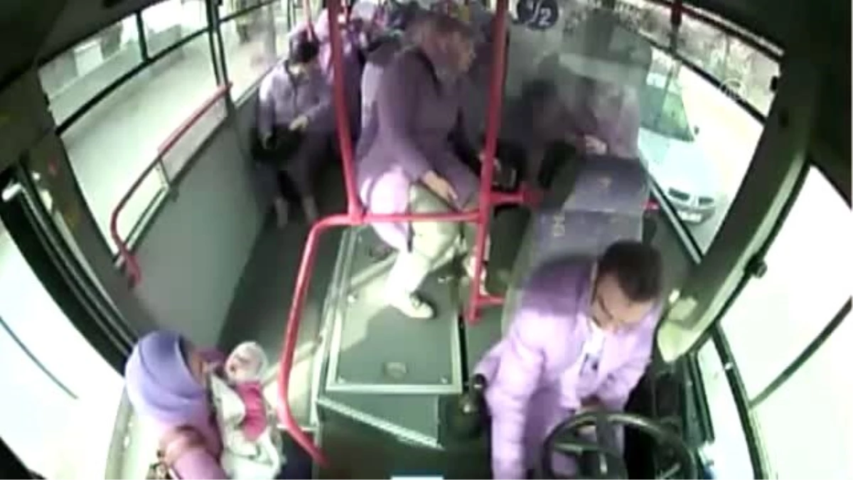 Erzincan\'da halk otobüsü şoförü nefes alamayan bebeği hastaneye ulaştırdı