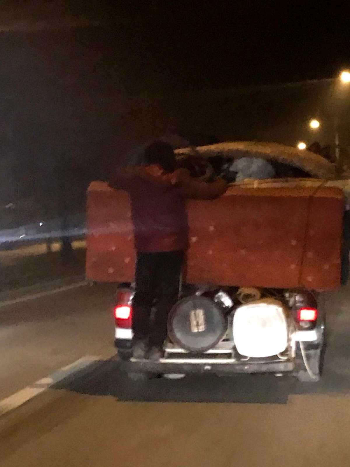 Eşya yüklü kamyonette tehlikeli yolculuk
