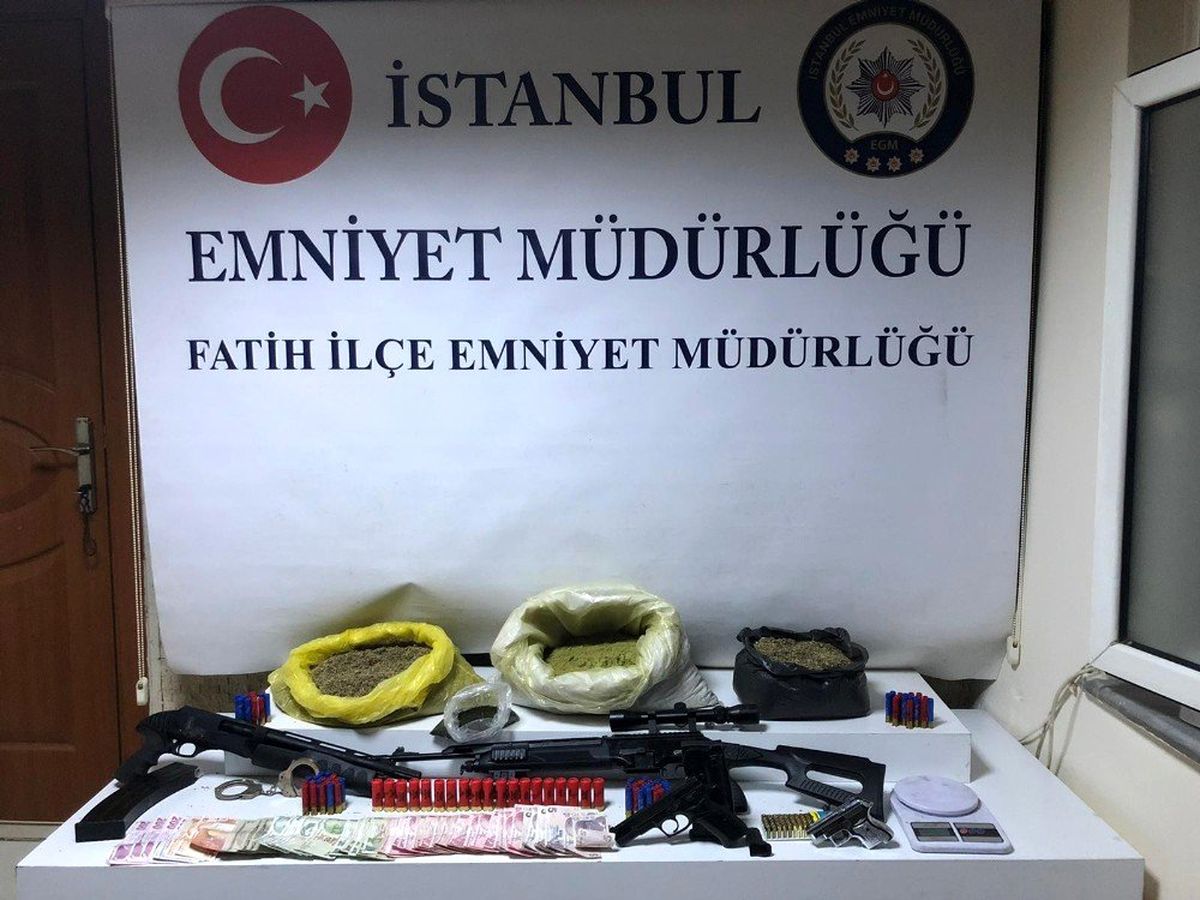 Fatih\'te uyuşturucu ticareti yapan şahıslara operasyon: 3 gözaltı