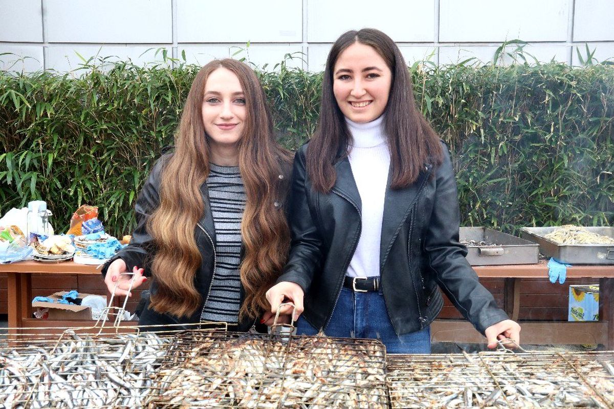 Festivalde 1 ton hamsi tüketildi