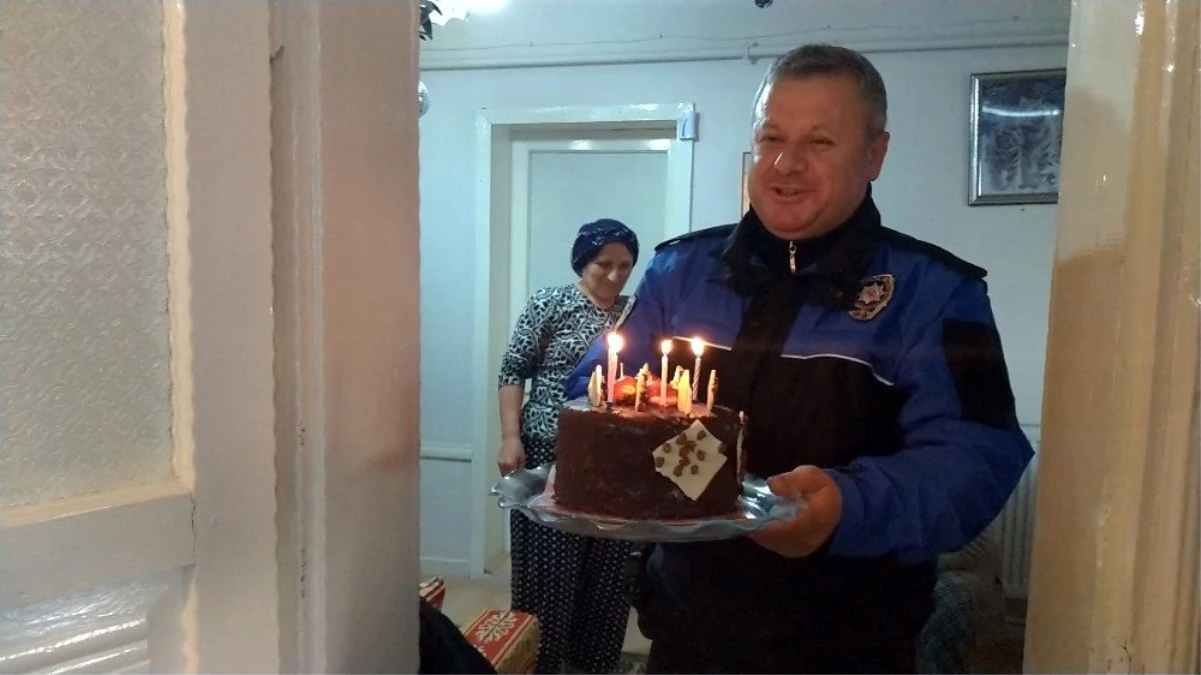 Genç kıza polislerden doğum günü sürprizi